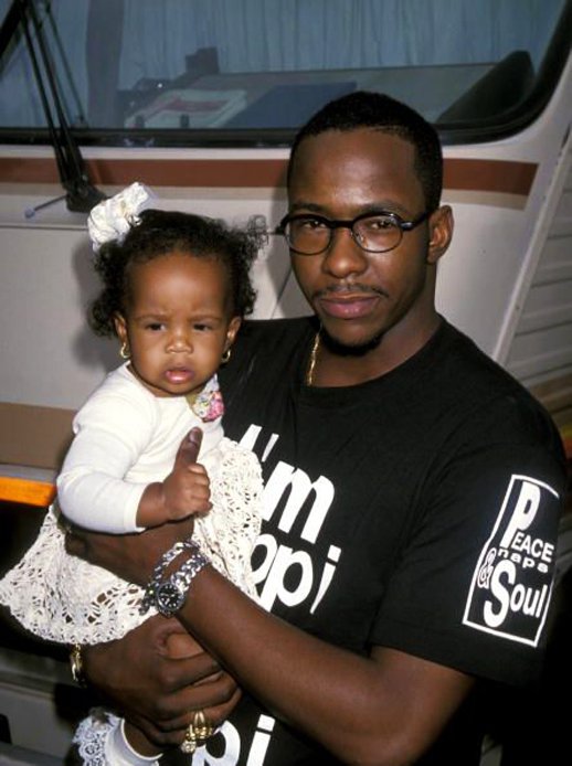 Bobbi en brazos de su orgulloso padre Bobby Brown
