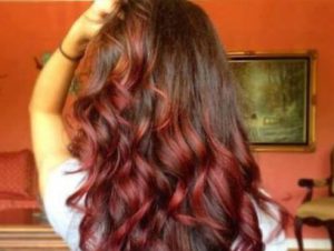 1525553710_500_35-ideas-de-pelo-de-borgona-para-el-cabello-rubio-rojo-y-morena